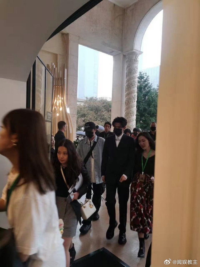 当记者扛着手机走进直播间：融媒体新闻的破壁与重生